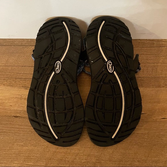 Chacos. Black and white, like new - Picture 5 of 6